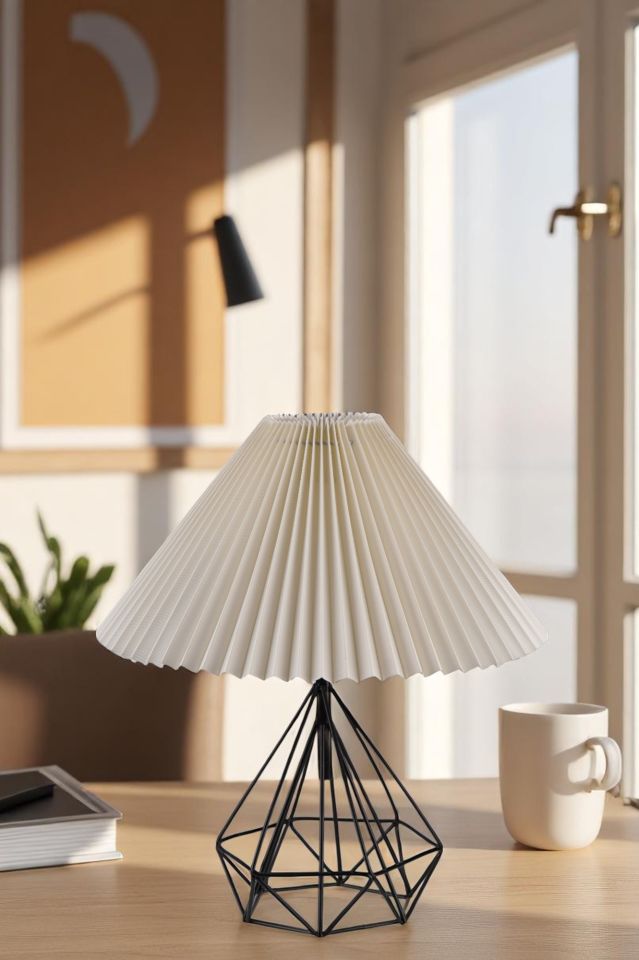 PRAMİT SİYAH PİLELİ KREM MASA LAMBASI