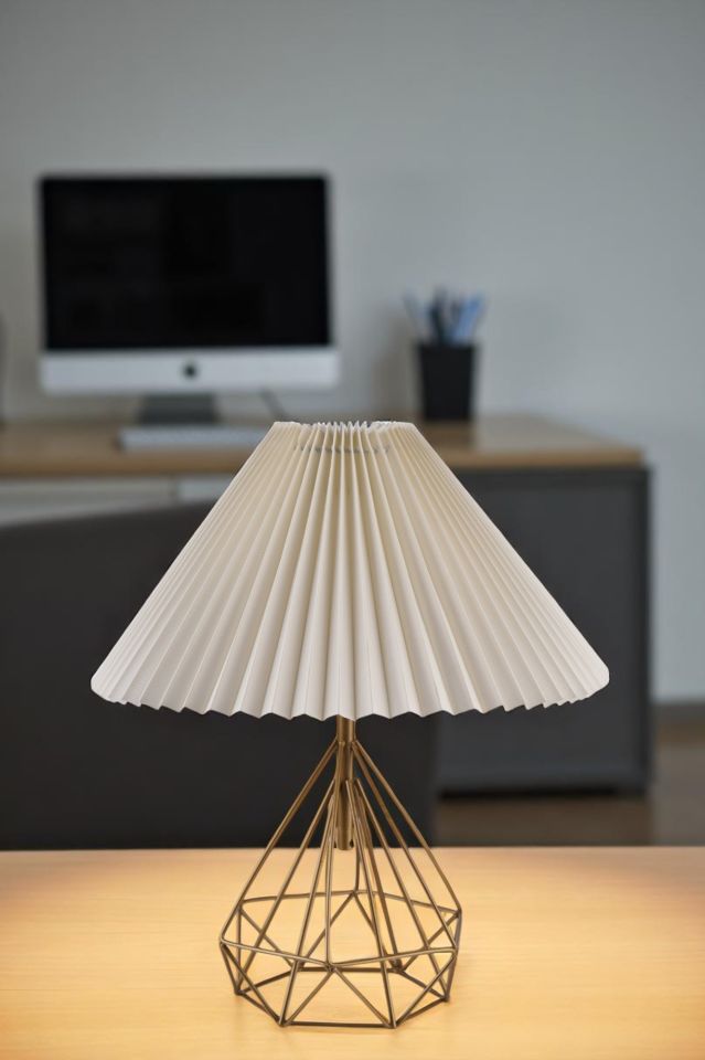 PRAMİT ESKİTME PİLELİ KREM MASA LAMBASI